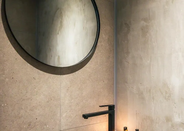 Daire Luxurious Rakka, Yllaes