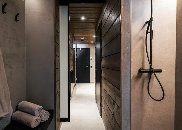 Daire Luxurious Rakka, Yllaes