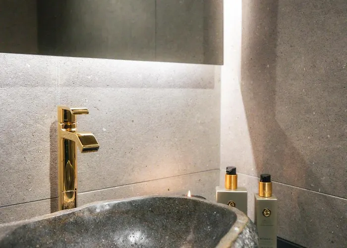 Luxurious Rakka, Yllaes Daire *